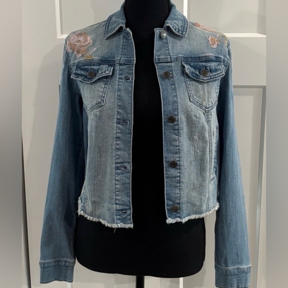 Jean Jacket🌸embroidered🌸design 
Light blue washed see all pictures - Picture 4 of 7